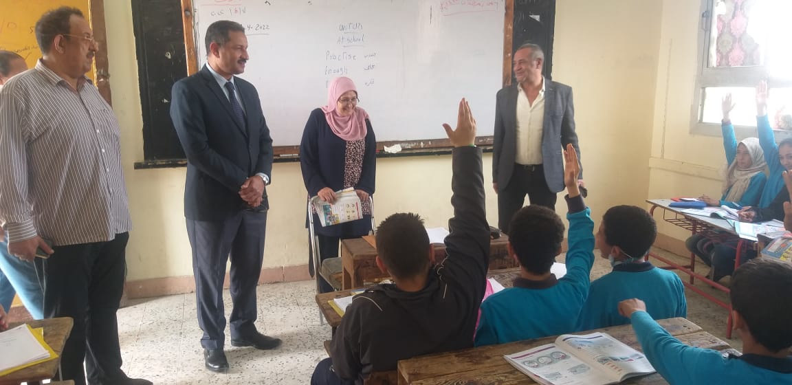 مدير تعليم الجيزة يتابع الانضباط والحضور بالمدارس  
