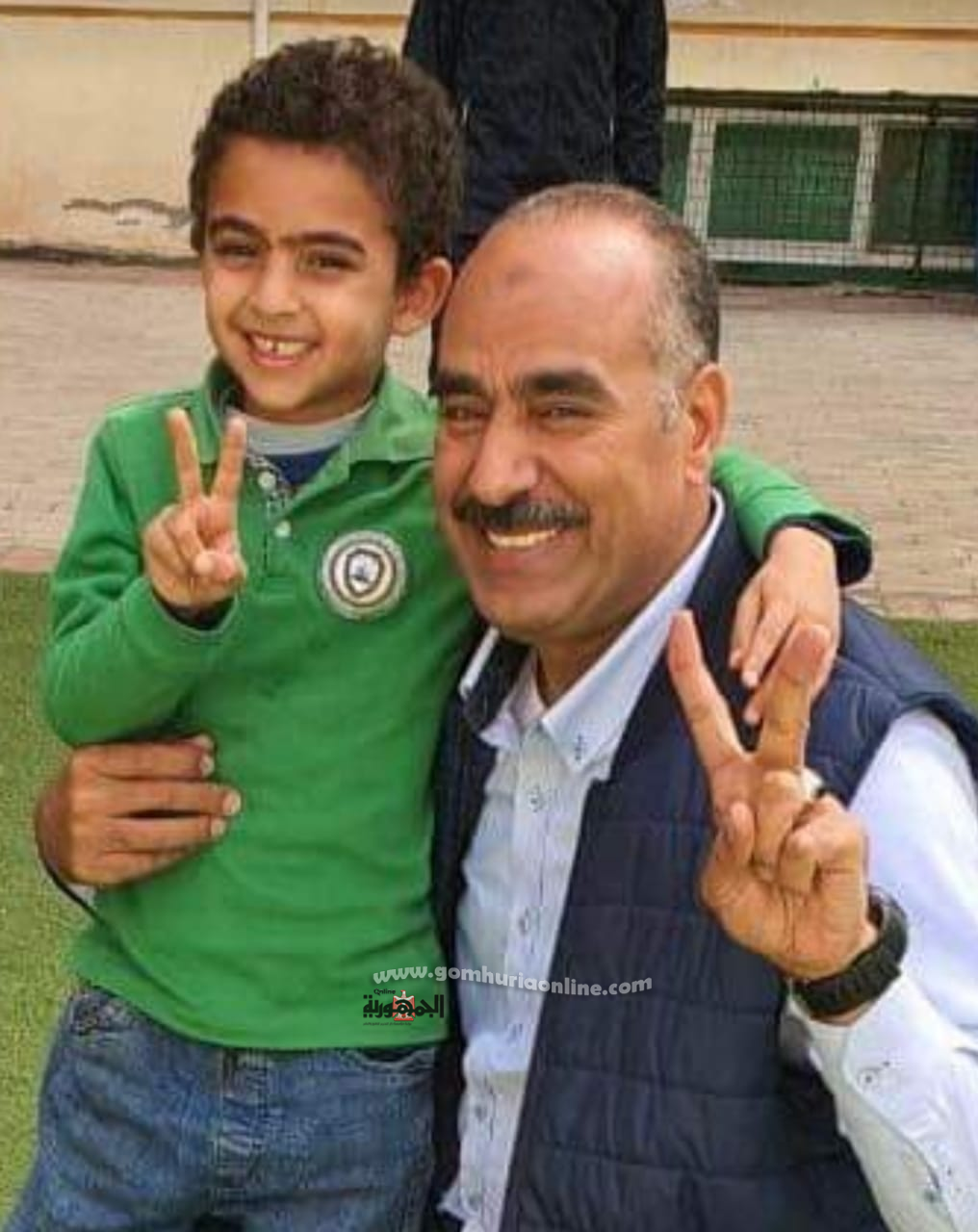 الأستاذ محمود الفولى وكيل وزارة التربية والتعليم والتلميذ وليد