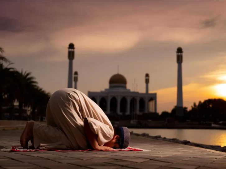 ما حكم سنة المغرب القبلية؟..الإفتاء تُجيب 
