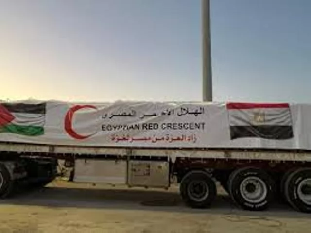 الهلال الأحمر المصري يطلق قافلة «زاد العزة» الـ172 لغزة 