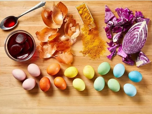 تلوين بيض شم النسيم بألوان طبيعية وآمنة للأطفال 