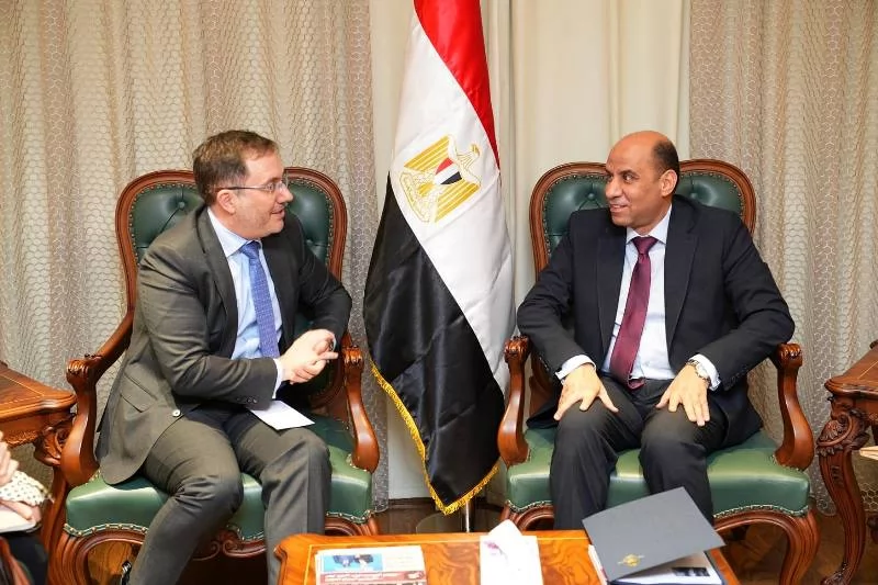 وزير العمل يلتقي سفير المملكة المتحدة لبحث تعزيز التعاون المشترك 