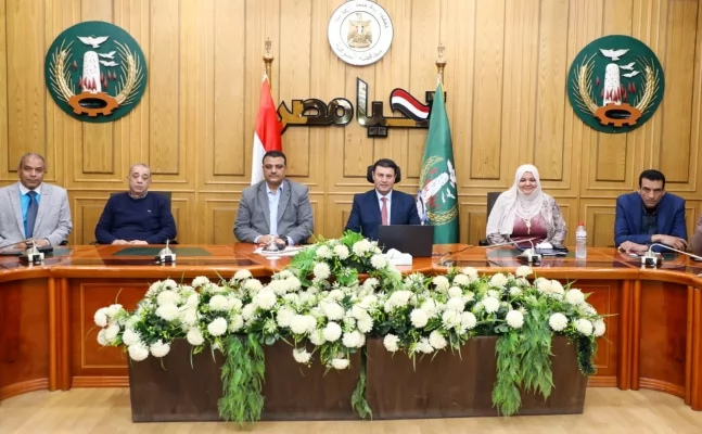 اللواء عبد الله الديب و المحاسب خالد النمر خلال الإجتماع