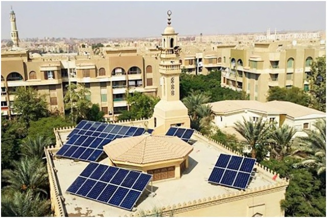ألواح شمسية فوق أحد مساجد القاهرة 