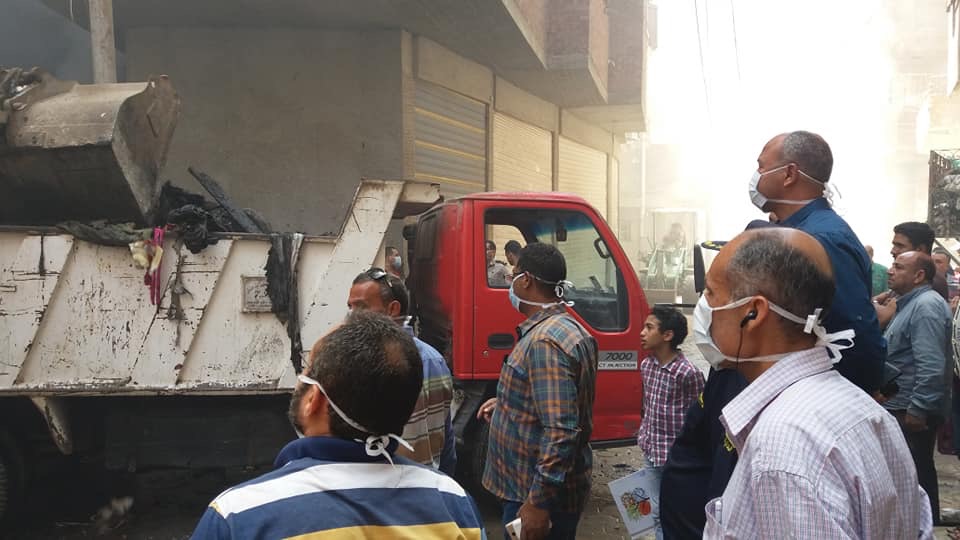 رئاسة حى ثانى تقوم بازالة اثار حريق صندفا بالمحلة الكبرى بعدالانتهاء من عملية الإطفاء  بالصور