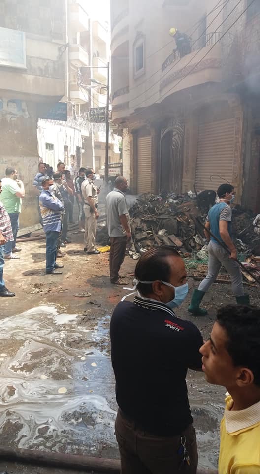رئاسة حى ثانى تقوم بازالة اثار حريق صندفا بالمحلة الكبرى بعدالانتهاء من عملية الإطفاء  بالصور