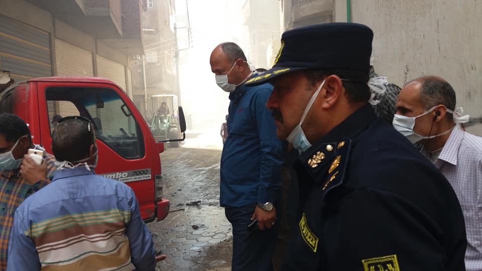 رئاسة حى ثانى تقوم بازالة اثار حريق صندفا بالمحلة الكبرى بعدالانتهاء من عملية الإطفاء  بالصور
