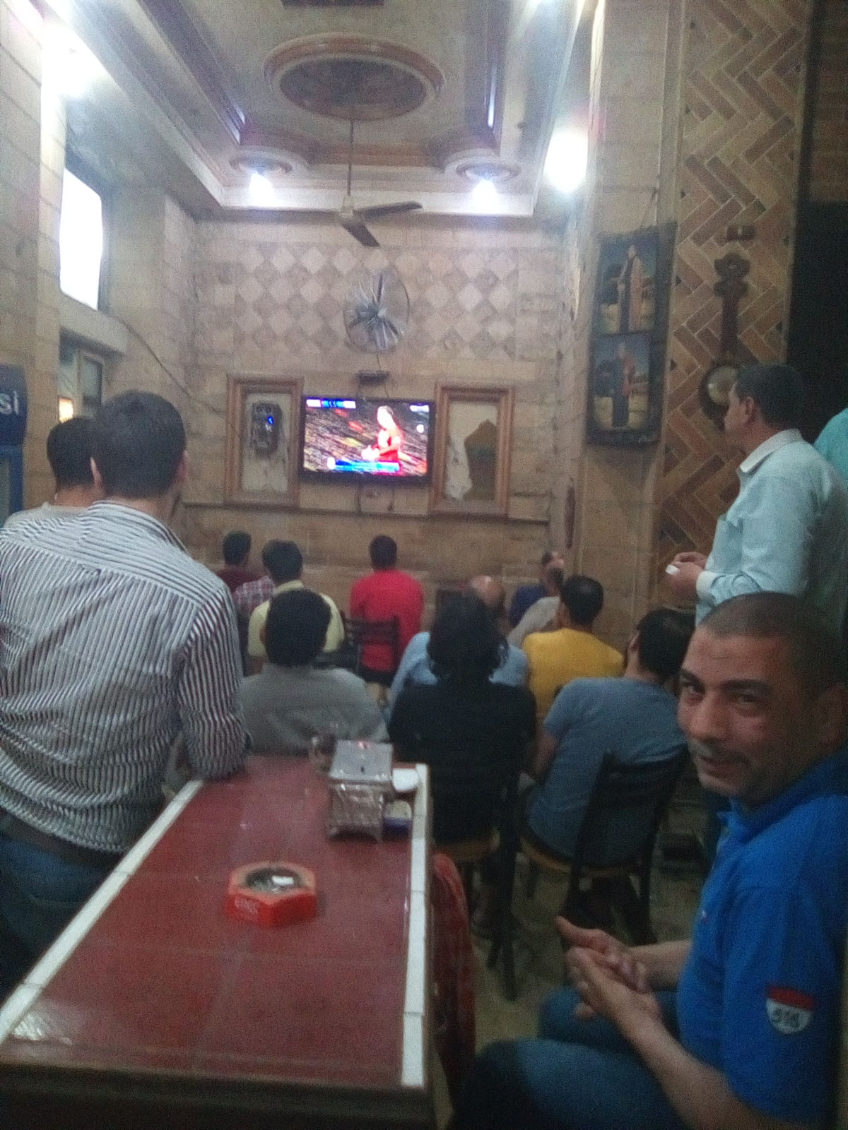 المصريون يحتفلون بالفوز التاريخى للريدز على البارسا الكتالونى