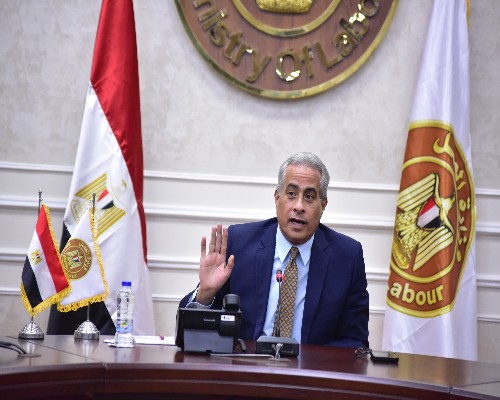 وزير العمل يشدد على شركات الحاق العمالة والعمال بالالتزام بالشروط والإجراءات المتفق عليها