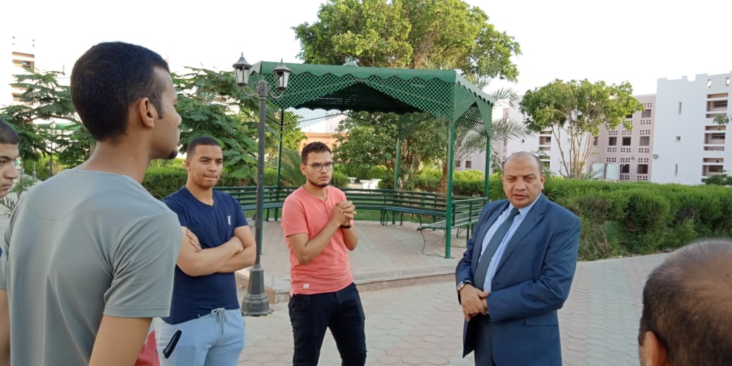 رئيس جامعة بني سويف يهنئ طلاب وطالبات المدن الجامعية بالعيد