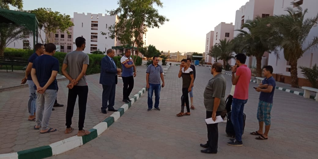رئيس جامعة بني سويف يهنئ طلاب وطالبات المدن الجامعية بالعيد