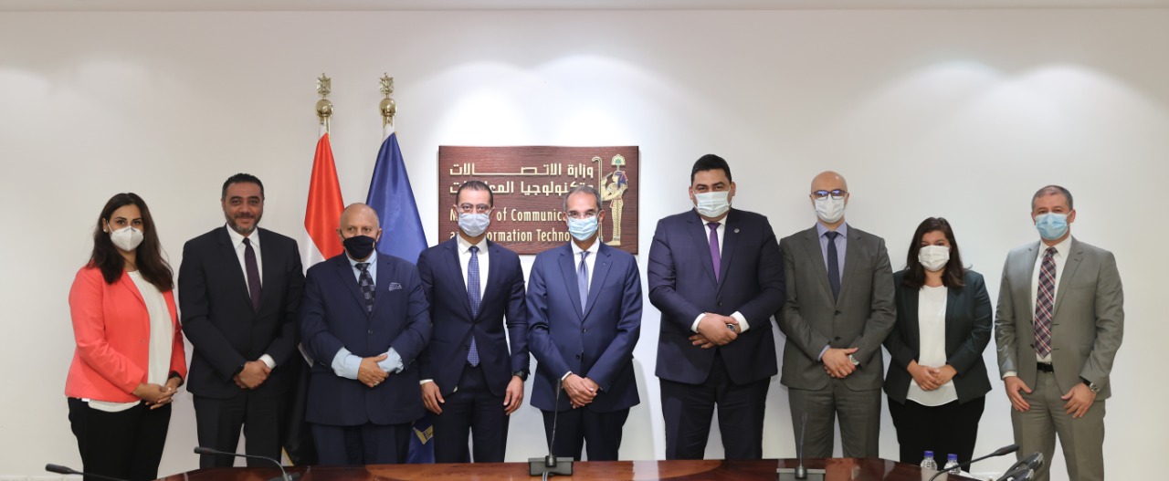 طلعت يشهد توقيع اتفاقية مساهمين معدلة بين المصرية للاتصالات و فودافون العالمية