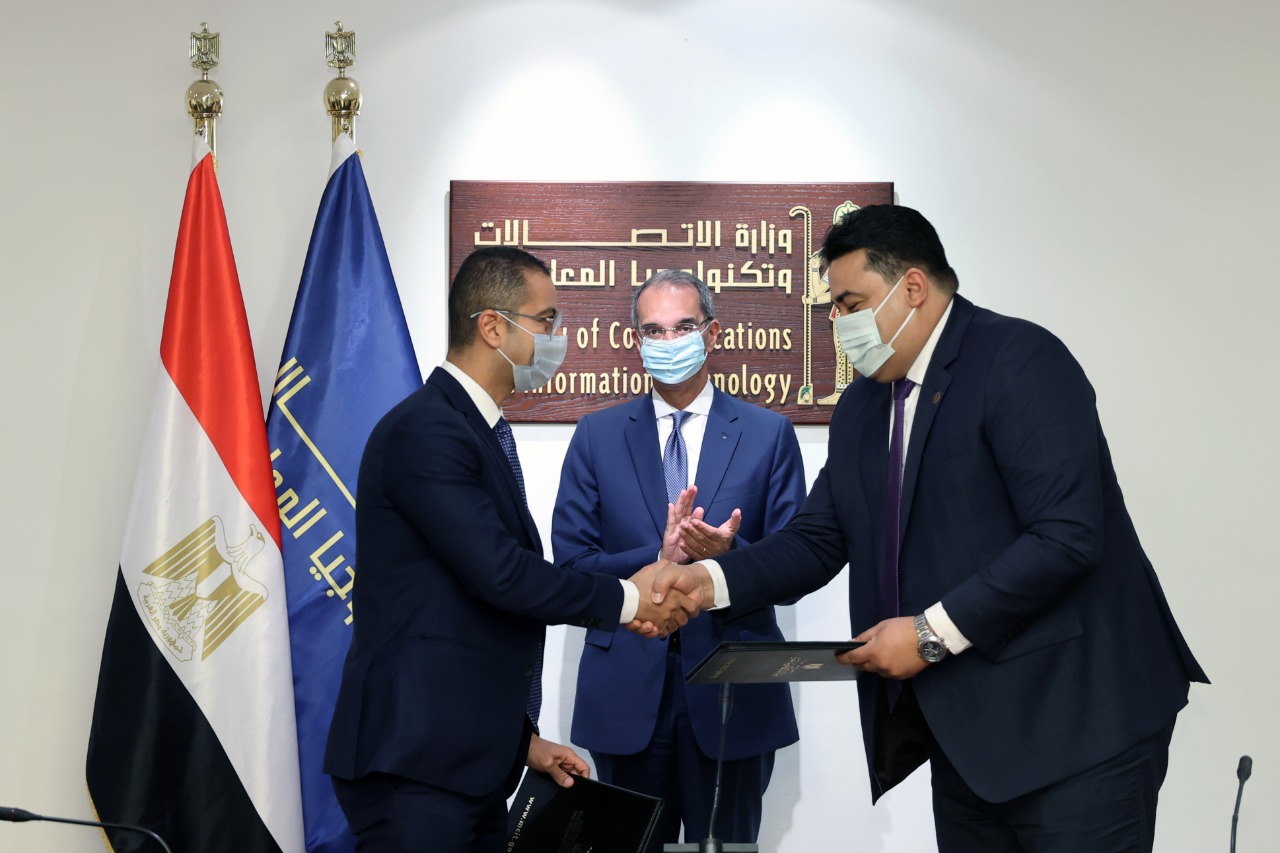 طلعت يشهد توقيع اتفاقية مساهمين معدلة بين المصرية للاتصالات و فودافون العالمية