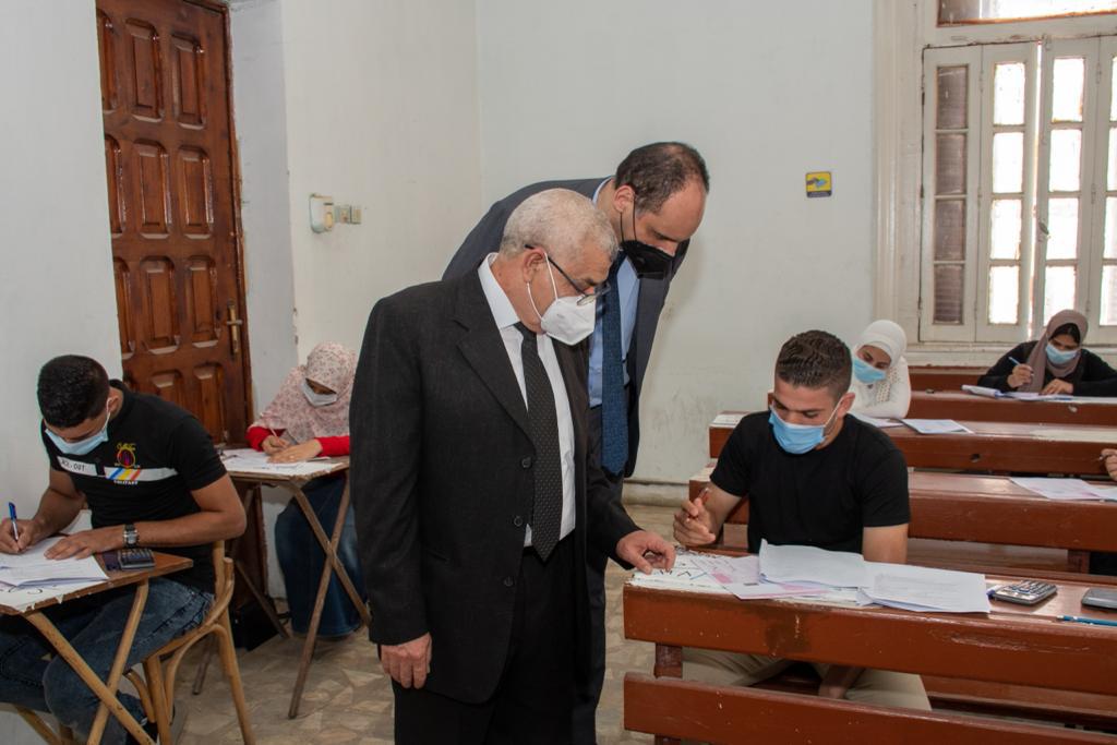 رئيس جامعة طنطا: انتظام الامتحانات بـ «كلية التجارة»-صور