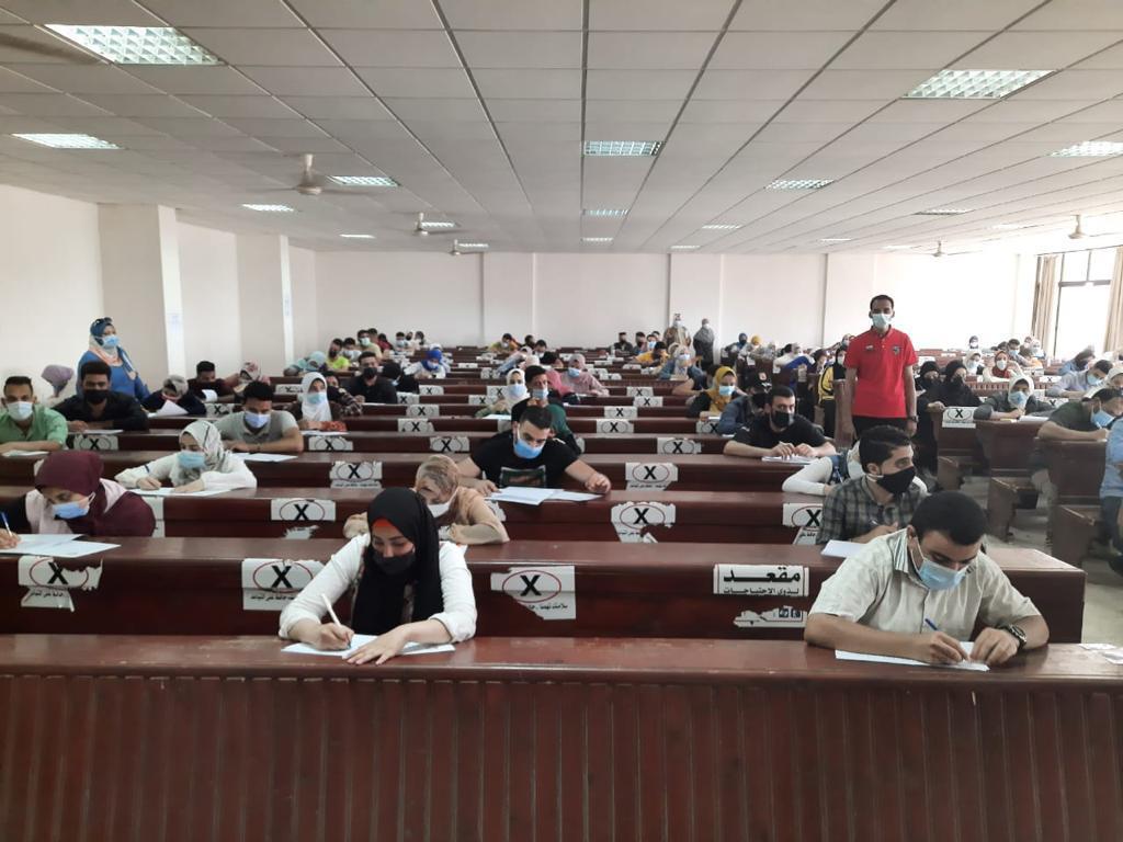 رئيس جامعة طنطا يتابع أعمال امتحانات نهاية العام بكلية الآداب-صور