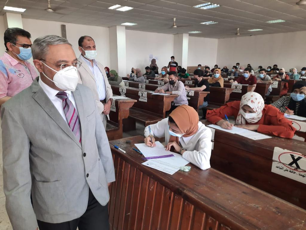 رئيس جامعة طنطا يتابع أعمال امتحانات نهاية العام بكلية الآداب-صور