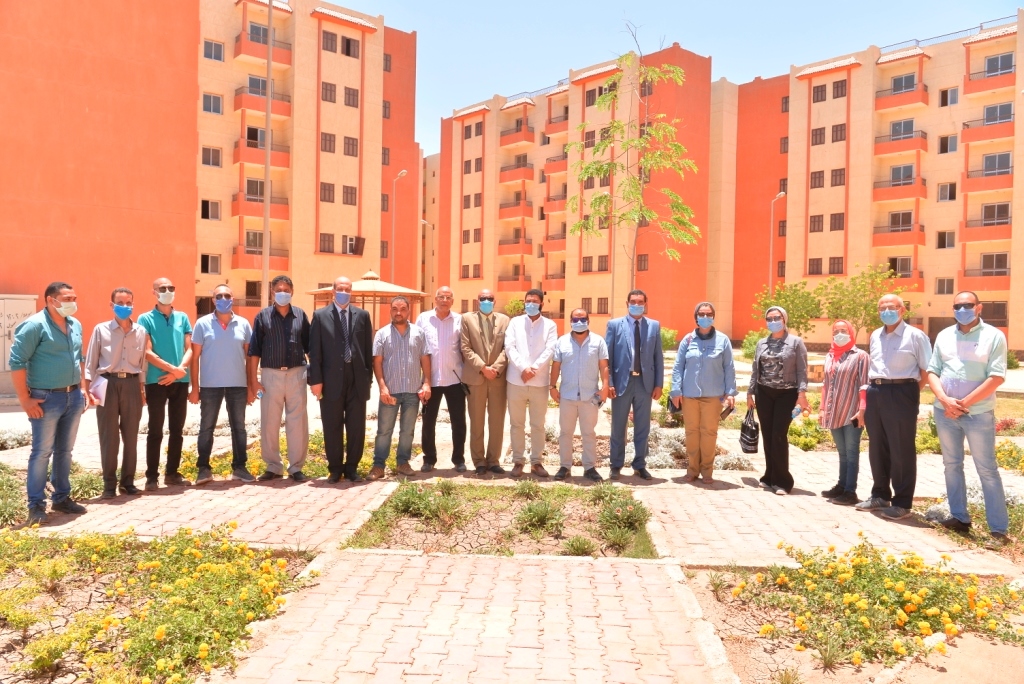 نائب رئيس جامعة أسيوط فى زيارة تفقدية للعمارات السكنية المطروحة للتمليك