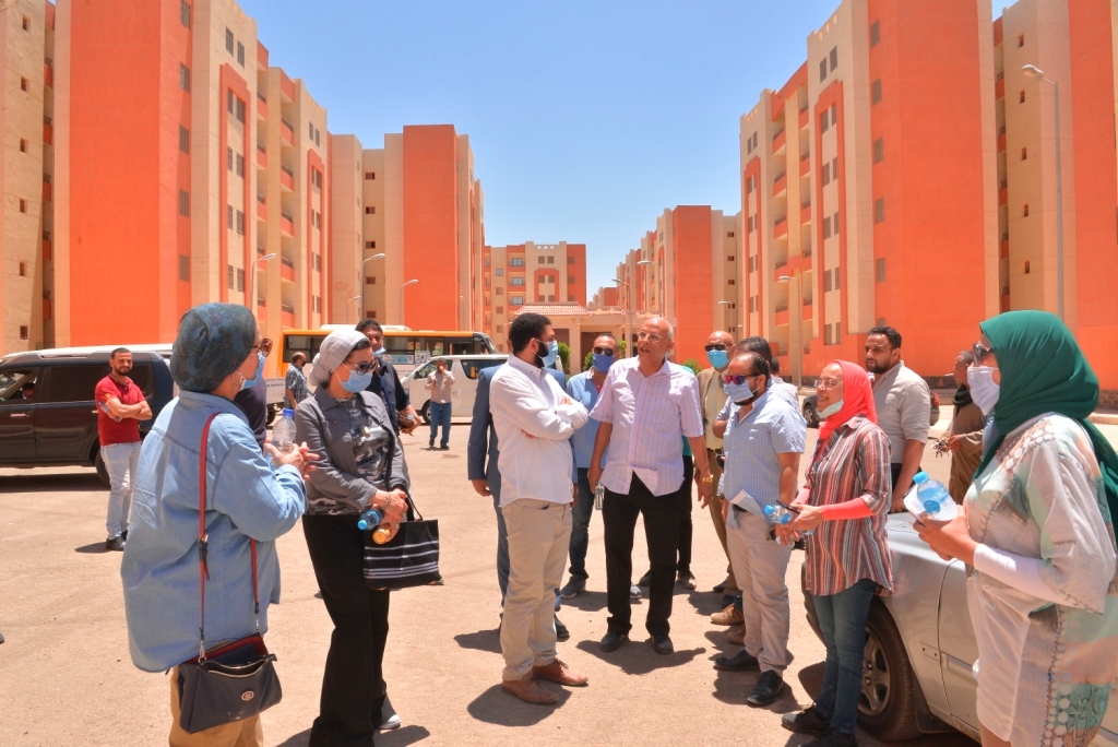 نائب رئيس جامعة أسيوط فى زيارة تفقدية للعمارات السكنية المطروحة للتمليك