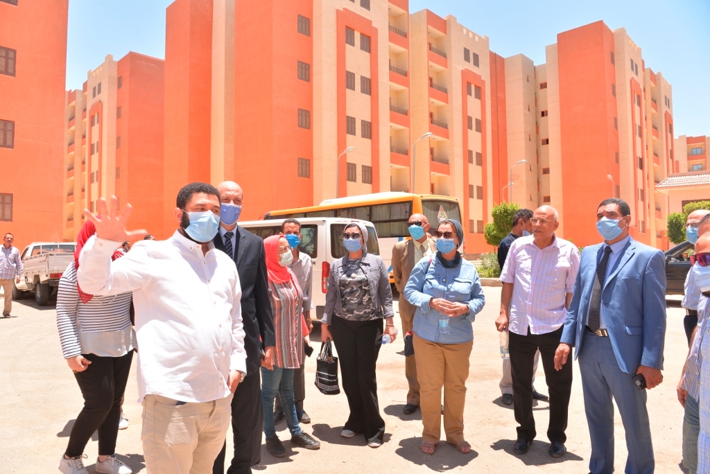 نائب رئيس جامعة أسيوط فى زيارة تفقدية للعمارات السكنية المطروحة للتمليك