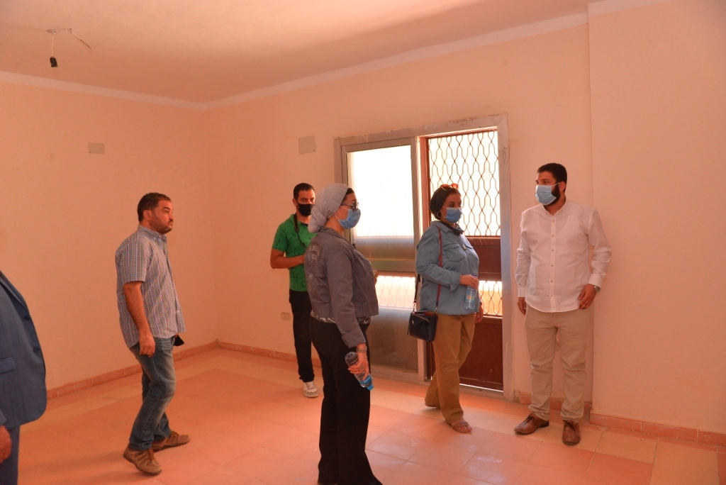 نائب رئيس جامعة أسيوط فى زيارة تفقدية للعمارات السكنية المطروحة للتمليك