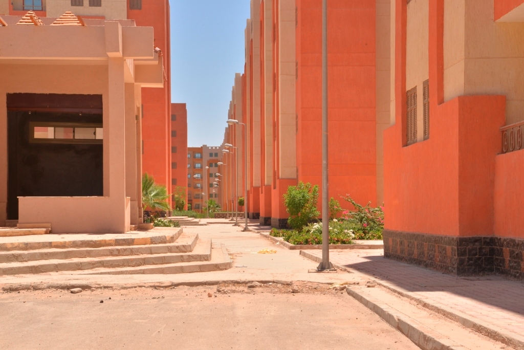 نائب رئيس جامعة أسيوط فى زيارة تفقدية للعمارات السكنية المطروحة للتمليك