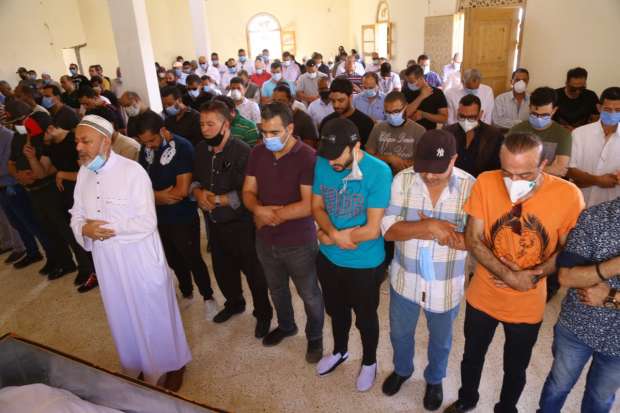 انهيار حمادة هلال أثناء تشييع جنازة والدته .. صور