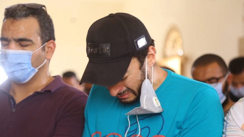انهيار حمادة هلال أثناء تشييع جنازة والدته .. صور