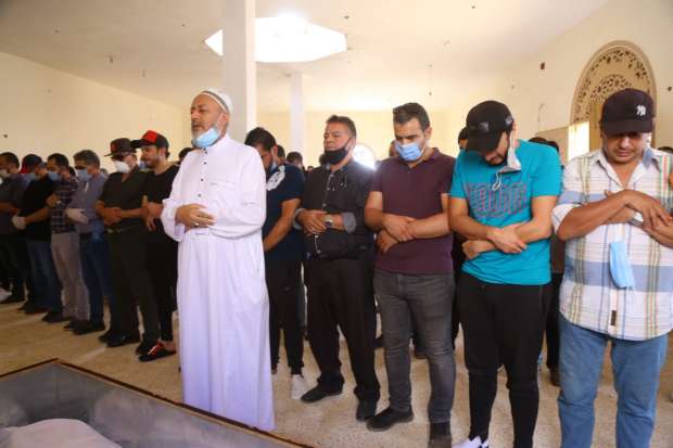 انهيار حمادة هلال أثناء تشييع جنازة والدته .. صور
