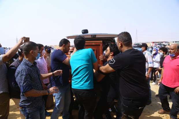 انهيار حمادة هلال أثناء تشييع جنازة والدته .. صور