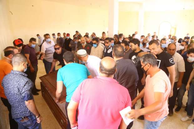 انهيار حمادة هلال أثناء تشييع جنازة والدته .. صور