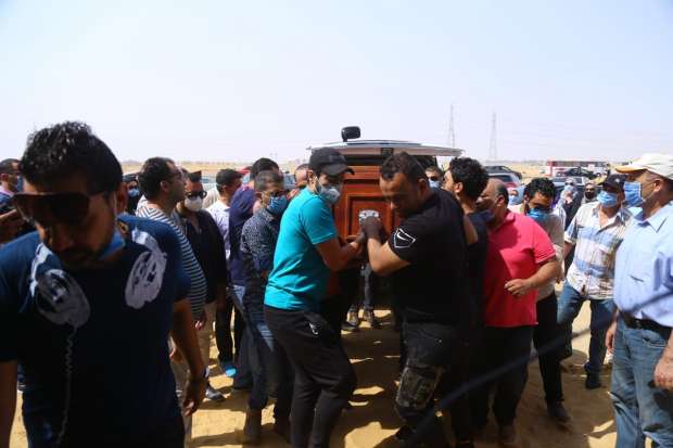 انهيار حمادة هلال أثناء تشييع جنازة والدته .. صور