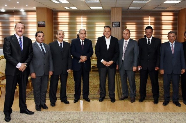 محافظ الشرقية يكرم قيادات المحليات المنقولين ..صور