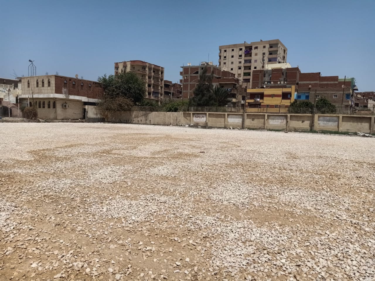 وكيل وزارة الرياضة بالقليوبية يتابع انشاء الملعب القانوني بمركز شباب قها