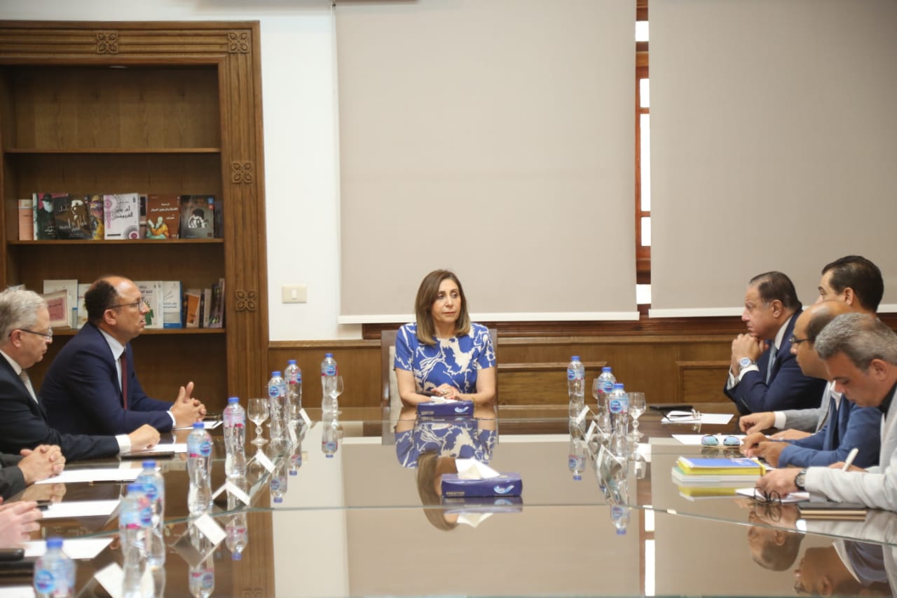 وزيرة الثقافة تستقبل رئيس جامعة حلوان لبحث سُبل التعاون 