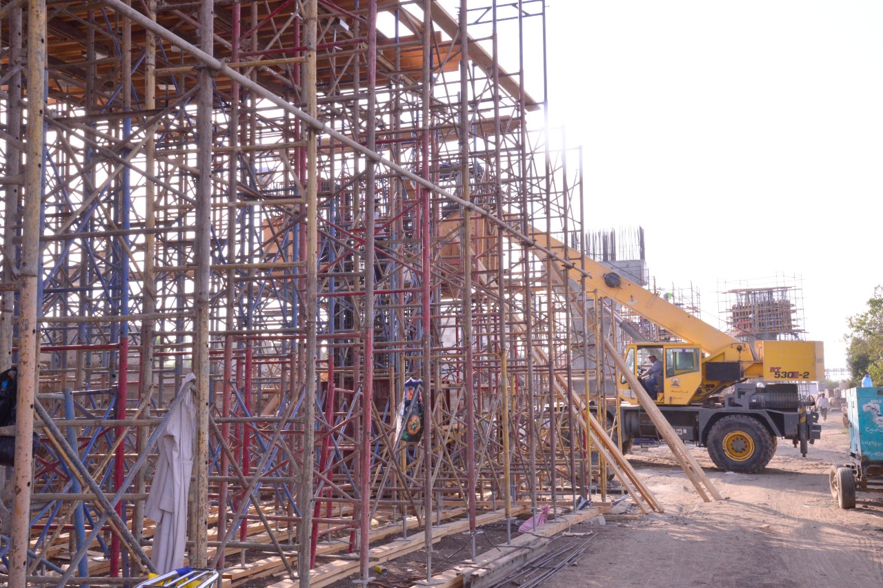 محافظ أسيوط يتفقد أعمال انشاء كوبري منقباد العلوي بطريق أسيوط/القاهرة الزراعي  