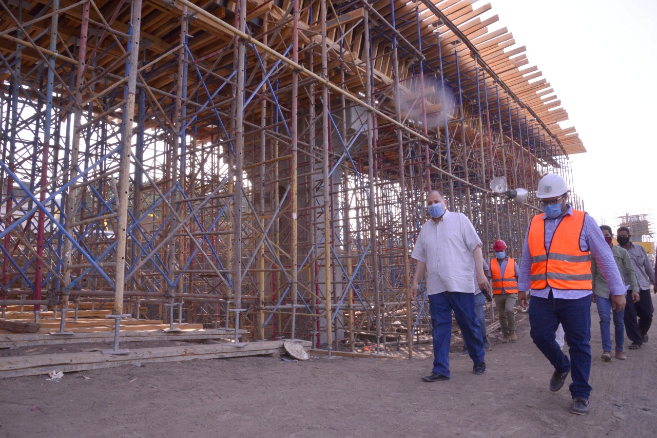 محافظ أسيوط يتفقد أعمال انشاء كوبري منقباد العلوي بطريق أسيوط/القاهرة الزراعي  