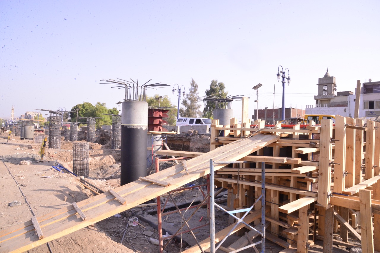 محافظ أسيوط يتفقد أعمال انشاء كوبري منقباد العلوي بطريق أسيوط/القاهرة الزراعي  