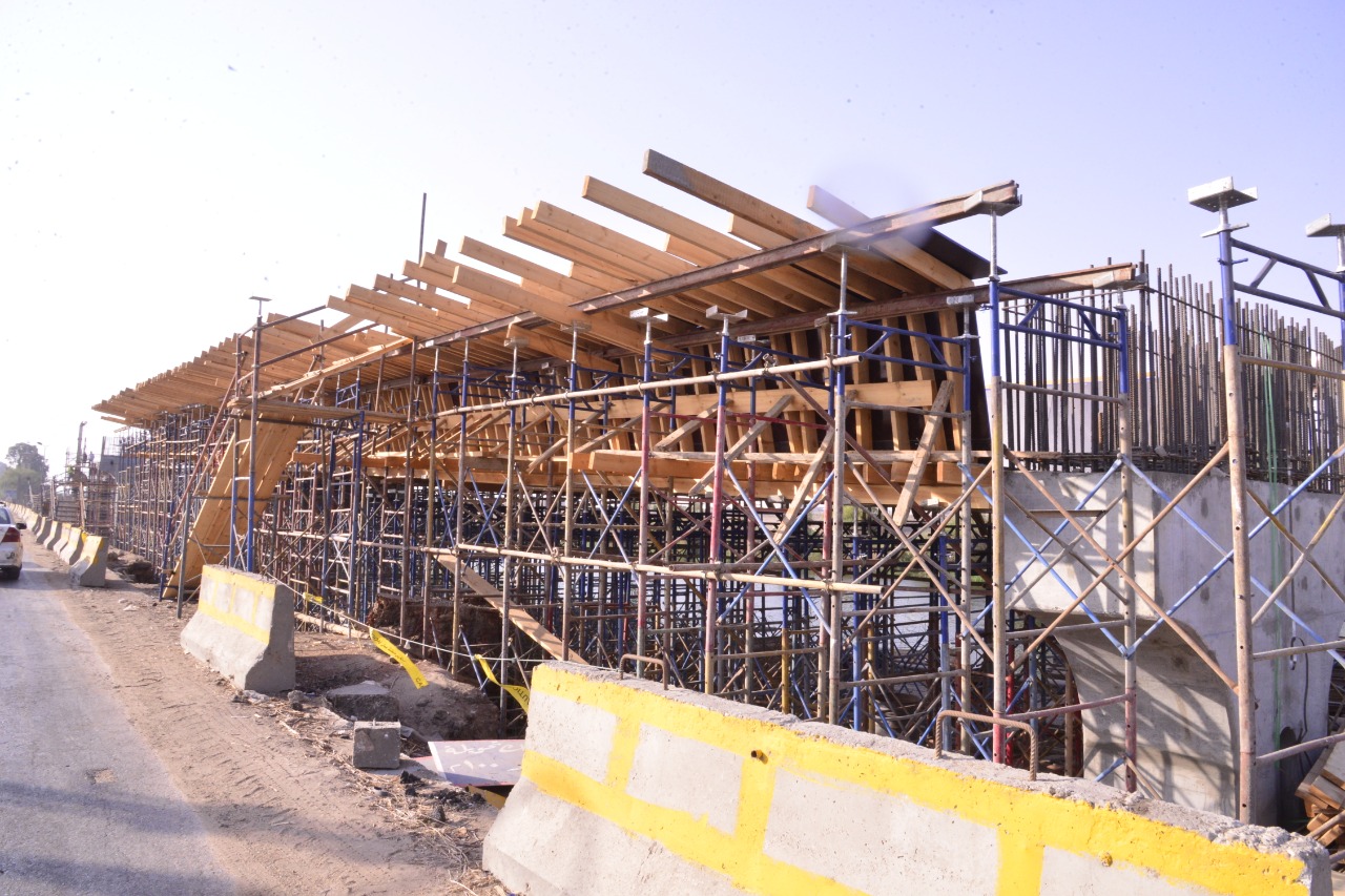 محافظ أسيوط يتفقد أعمال انشاء كوبري منقباد العلوي بطريق أسيوط/القاهرة الزراعي  