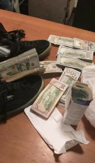 احباط تهريب كمية من النقد الأجنبي والمواد مخدرة مع راكب قادم من نيويورك