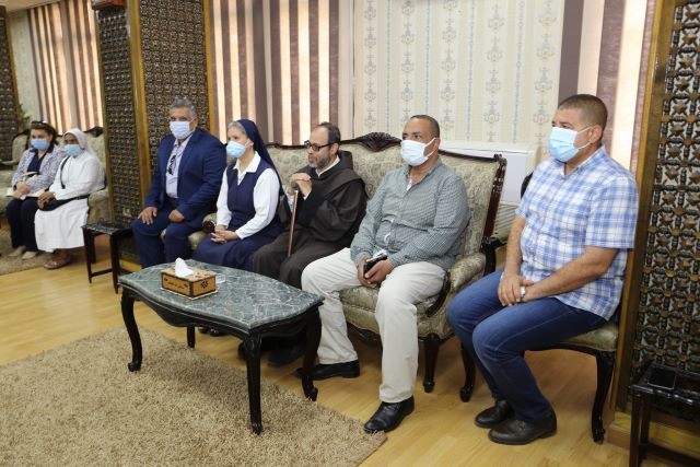 محافظ السويس يستقبل مطران الطائفة الكاثوليكية بمدن القناة وشرق الدلتا.. بالصور
