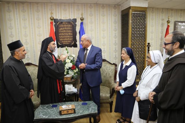 محافظ السويس يستقبل مطران الطائفة الكاثوليكية بمدن القناة وشرق الدلتا.. بالصور