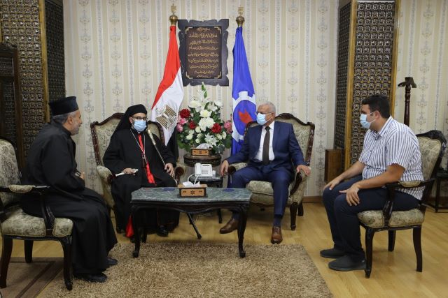 محافظ السويس يستقبل مطران الطائفة الكاثوليكية بمدن القناة وشرق الدلتا.. بالصور
