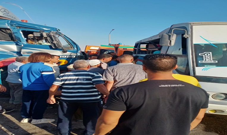 إصابة ٢٨ عاملا في تصادم نقل باتوبيس بالسخنة .. صور