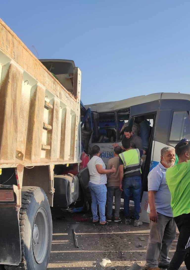 إصابة ٢٨ عاملا في تصادم نقل باتوبيس بالسخنة .. صور