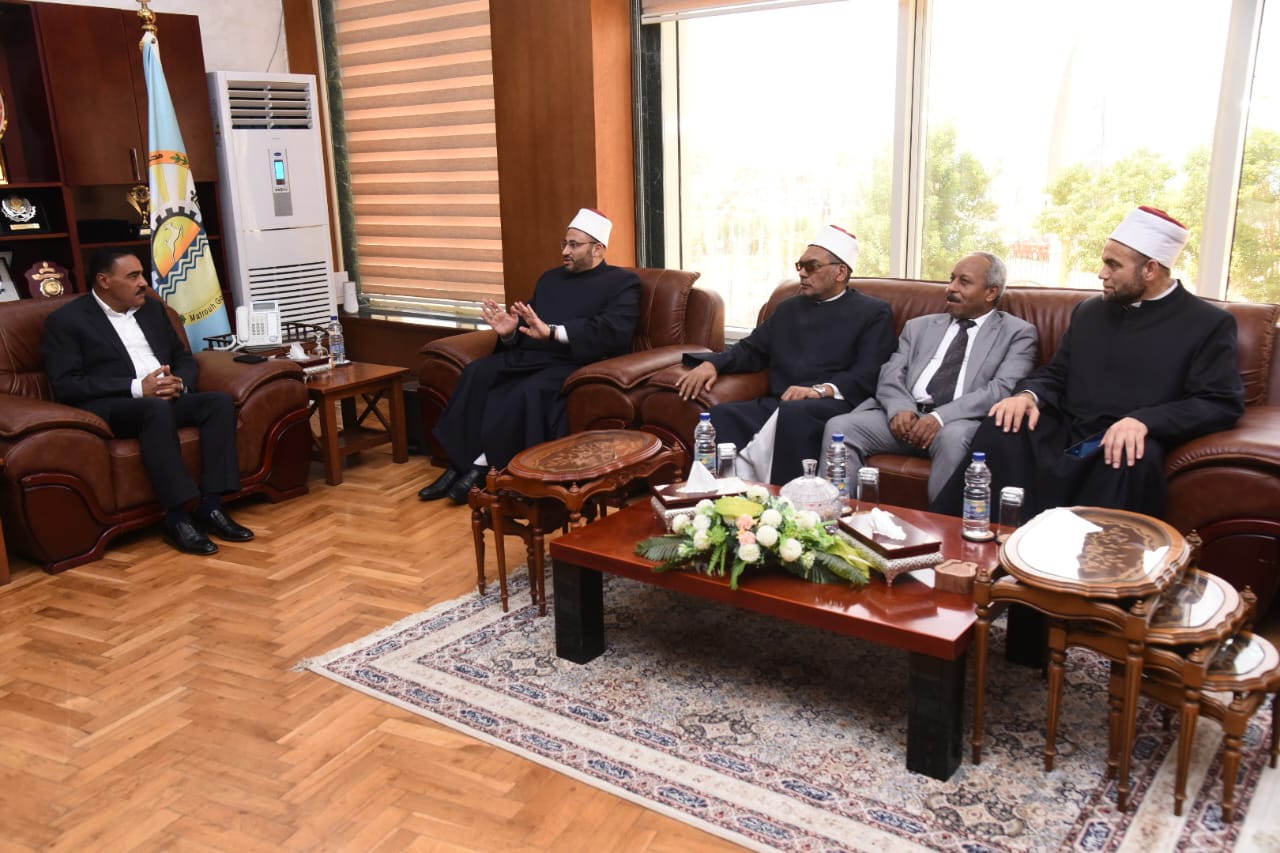 محافظ مطروح يستقبل القافلة الدعوية لمركز الإمام الأشعرى