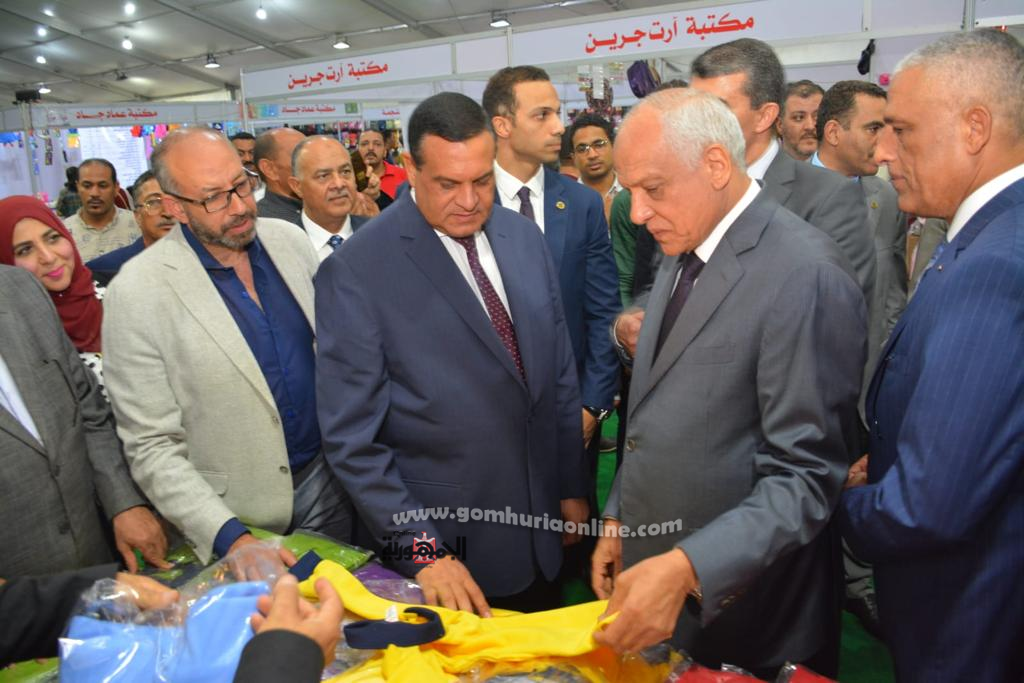 وزير التنمية المحلية ومحافظ الجيزة يفتتحان معرض أهلاً مدارس