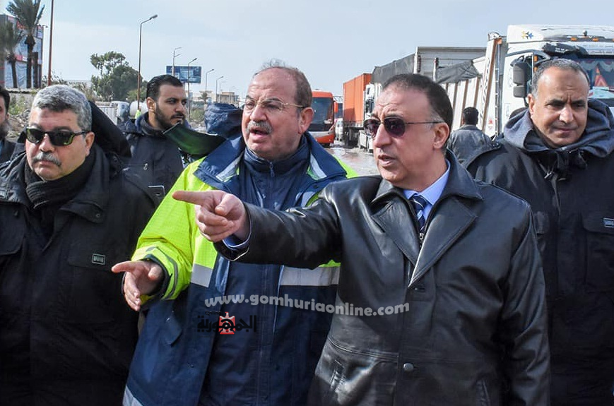 المحافظ يتابع عمليات كسح المياه على الطريق الصحراوى وبمنطقة العامرية غرب الاسكندرية -- تصوير  واثـق حسـين 