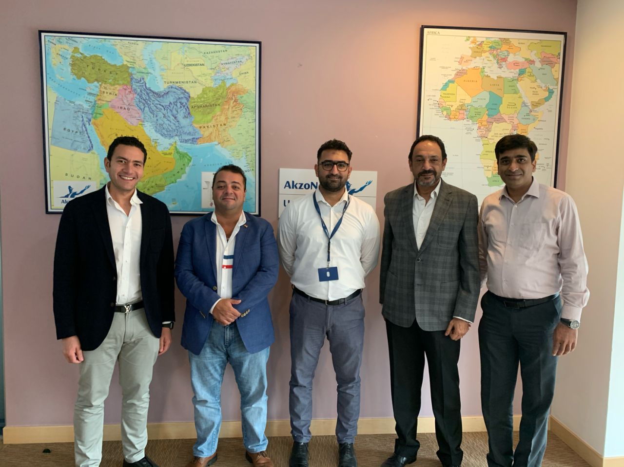 مهندس عمر غالي، والسيد رامي جلال، والسيد هاني البلوني رفقة فريق اكزو نوبل الشرق الاوسط وافريقا