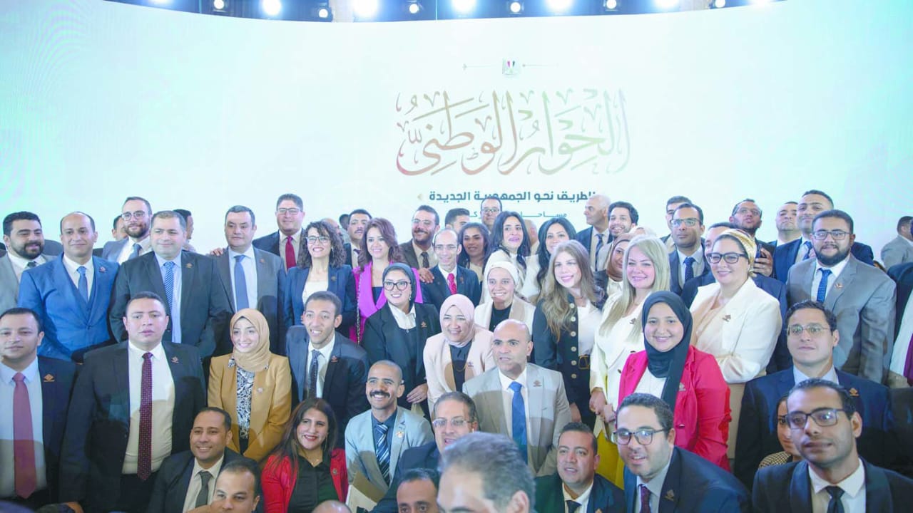 الحوار  الوطني مصر‭ ‬ــ‭ ‬السيسى‭ ‬‭.. ‬معاً‭ ‬نكمل‭ ‬المسيرة