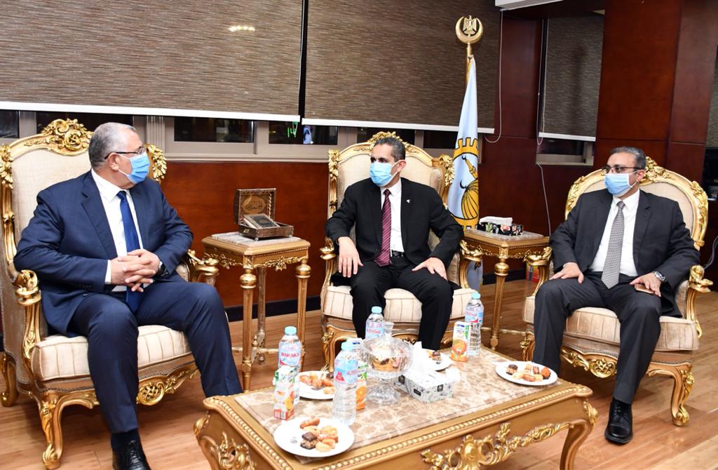وزير الزراعة ومحافظ الغربية يشهدان الحفل الفني بالمركز الثقافي بطنطا  